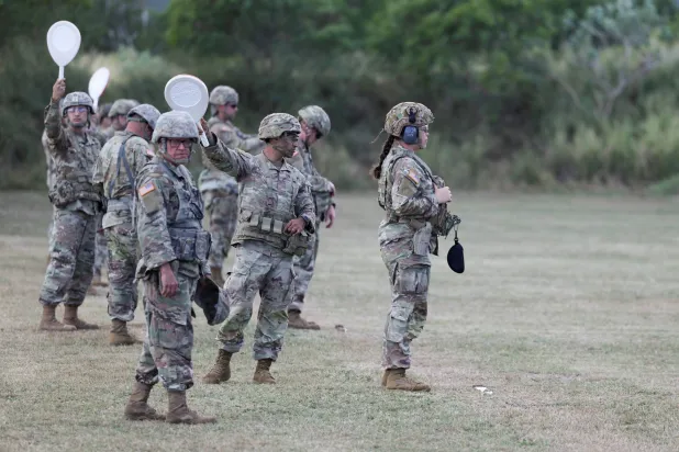 جنود تابعون لجيش الاحتياط الأميركي خلال تدريبات في بورتوريكو في العاشر من يناير (رويترز)
