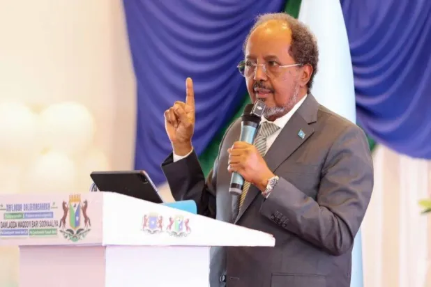 Somali Cumhurbaşkanı Hasan Şeyh Mahmud, Kuzeydoğu Eyaleti Başkanı’nın göreve başlama törenine katıldı. (SONNA)