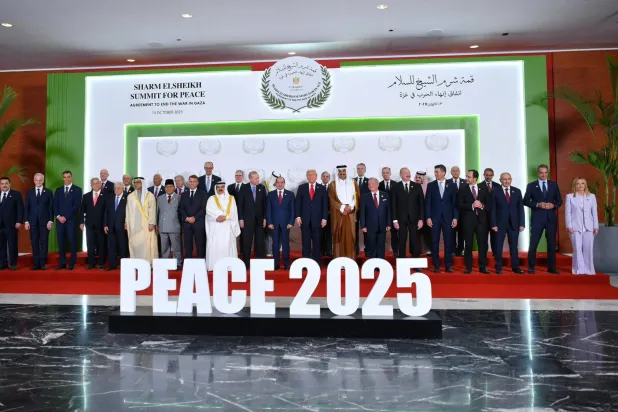 صورة جماعية للمشاركين في قمة شرم الشيخ للإعلان عن اتفاق وقف إطلاق النار في قطاع غزة في أكتوبر الماضي (الرئاسة المصرية)