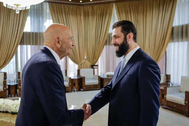 الرئيس السوري أحمد الشرع لدى استقباله المبعوث الأميركي توم برّاك في دمشق (الرئاسة السورية)