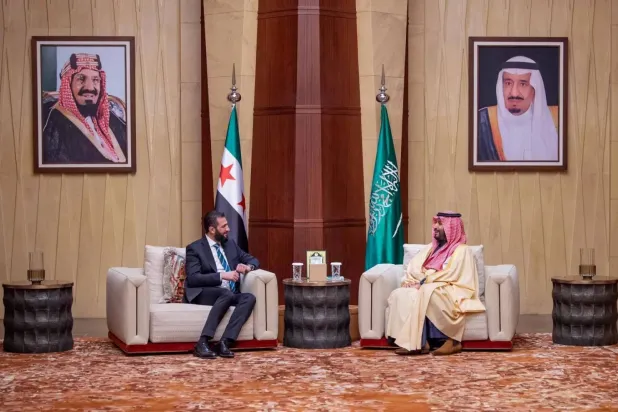 ولي العهد السعودي الأمير محمد بن سلمان خلال لقاء سابق مع الرئيس السوري أحمد الشرع في الرياض (واس)