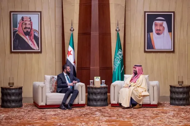 Suudi Arabistan Veliaht Prensi Muhammed bin Selman, Riyad’da Suriye Cumhurbaşkanı Ahmed Şara ile yaptığı görüşmeden bir kare (Arşiv_SPA)