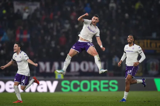 احتفالية لاعبي فيورنتينا بالفوز على بولونيا بملعبه (أ.ب)