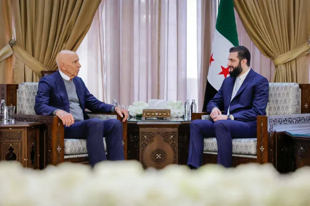 الشرع مستقبلاً برّاك في دمشق الأحد (أ.ف.ب)