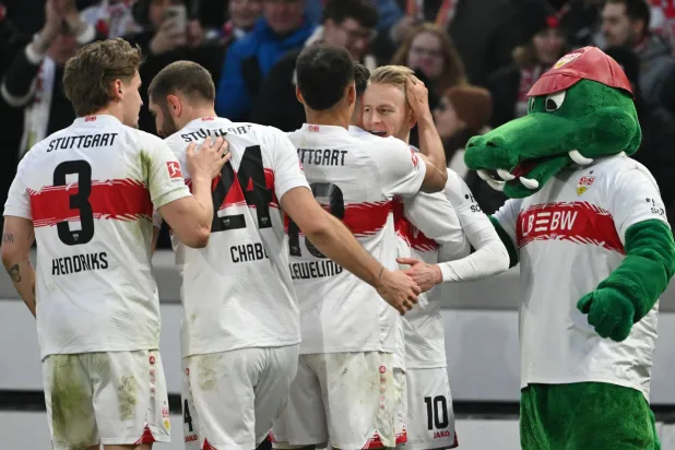لاعبو شتوتغارت بعد التعادل مع يونيون برلين (د.ب.أ)