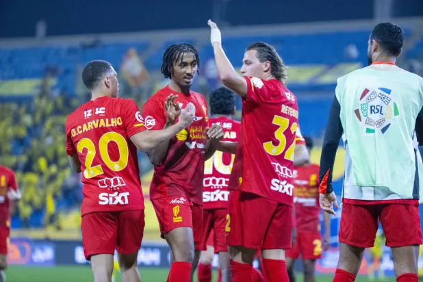 لاعبو القادسية يحتفلون بأحد أهدافهم في المباراة (تصوير: سعد الدوسري)