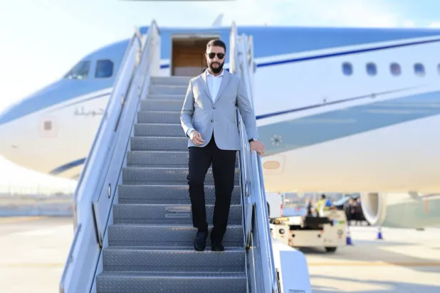  الرئيس السوري أحمد الشرع يهبط على سلم الطائرة (الرئاسة السورية) 