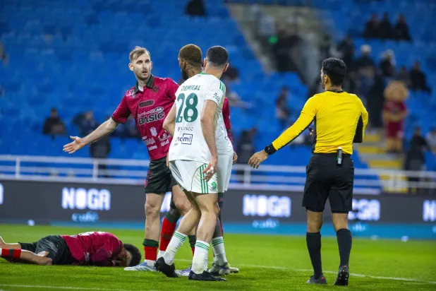 نقاش بين اللاعبين والحكم خلال مباراة الخلود والأهلي الأخيرة (تصوير: سعد الدوسري)