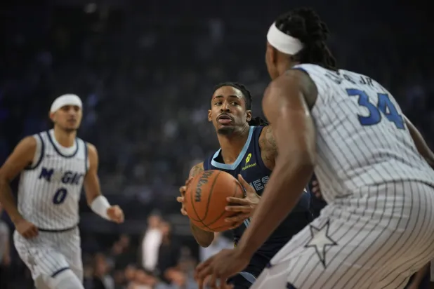 جا مورانت نجم غريزيليس في مواجهة لاعبي ماجيك (أ.ب)