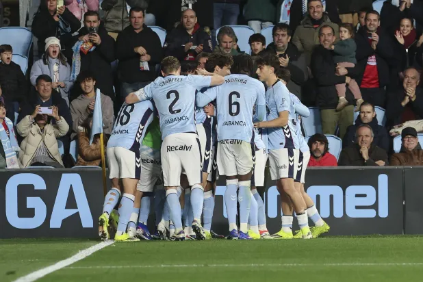 فرحة لاعبي سيلتا فيغو بالفوز على رايو فاييكانو (إ.ب.أ)