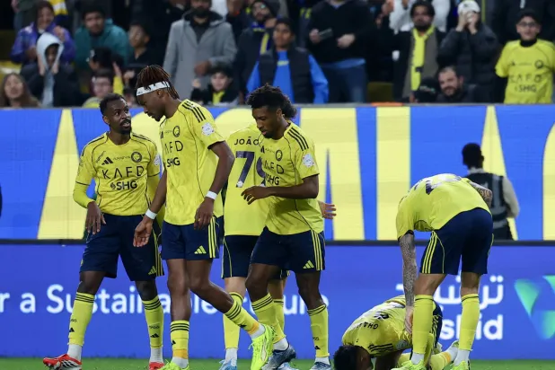 لاعبو النصر يحتفلون بأحد أهدافهم في المباراة الأخيرة أمام الشباب (تصوير: عبد العزيز النومان)
