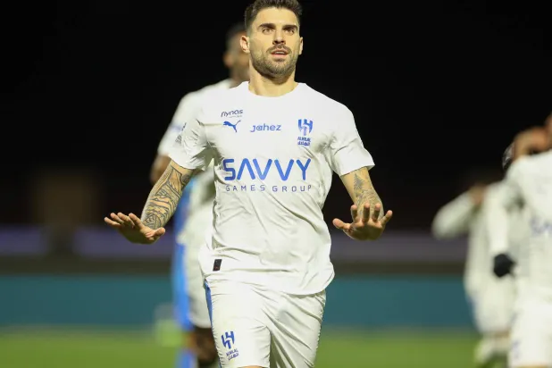 نيفيز لاعب الهلال محتفلا بهدفه في نيوم (تصوير: عدنان مهدلي)