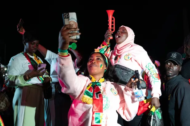 الجماهير السنغالية نزلت للشوارع تحتفل باللقب (أ.ف.ب)