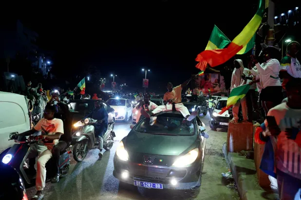 الجماهير الجزائرية احتفلت بفوز السنغال (رويترز)