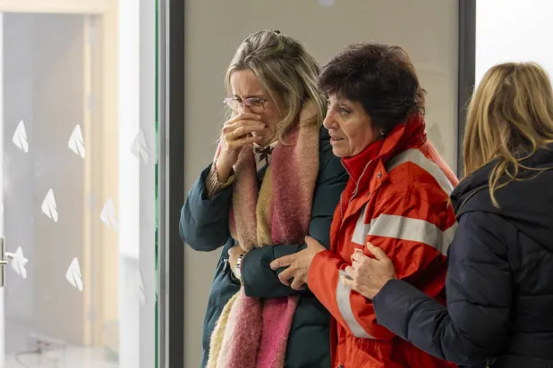 أقارب ضحايا تصادم قطارين في جنوب إسبانيا يبحثون عن معلومات عن ذويهم (إ.ب.أ)