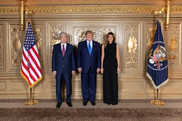 Kazakistan Cumhurbaşkanı Kasım Cömert Tokayev, 25 Eylül 2019'da New York'ta BM Genel Kurulu toplantıları sırasında ABD Başkanı Donald Trump ve eşi Melania ile yaptığı görüşmenin ardından (Tokayev'in "X"hesabı)