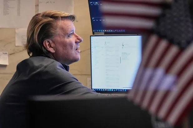 متداول يعمل في بورصة نيويورك (أ.ب)