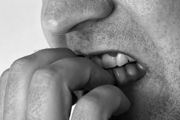 رجل يقوم بقضم أظافره (بكساباي)