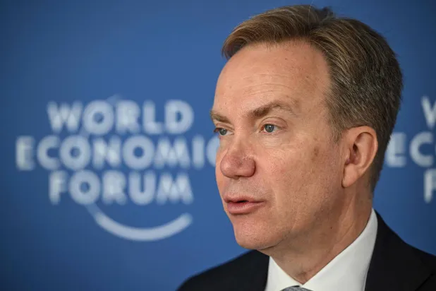 رئيس المنتدى الاقتصادي العالمي بورغه برنده لدى حضوره إحدى جلسات «منتدى دافوس الصيفي» في مدينة تيانجين الصينية يونيو 2025 (أ.ف.ب)