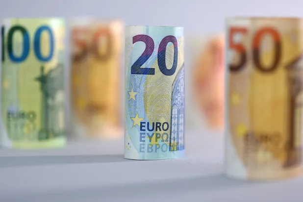 أوراق نقدية من اليورو (رويترز)