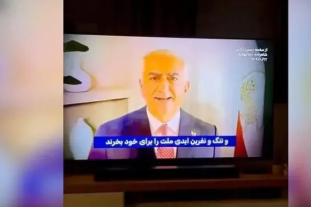 رضا بهلوي يظهر في لقطة بثها القراصنة 