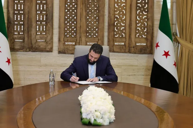 الرئيس السوري أحمد الشرع يوقّع اتفاقية وقف إطلاق النار والاندماج الكامل لـ«قسد» ضمن مؤسسات الدولة (الرئاسة السورية)