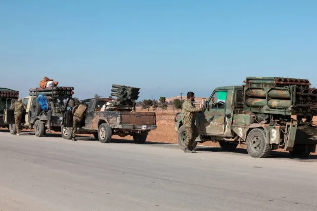 Stratejik öneme sahip Tabka şehrini ele geçiren Suriye ordusuna ait birlikler (Reuters)