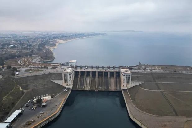 سد الفرات عقب تقدم قوات الجيش السوري لمدينة الطبقة (رويترز)