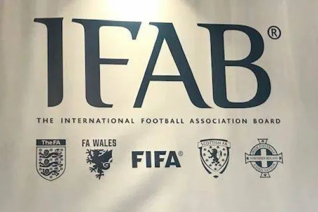 البطاقات الحمراء وتقنية «فار» وقانون التسلل على طاولة مراجعة «إيفاب» الدولية