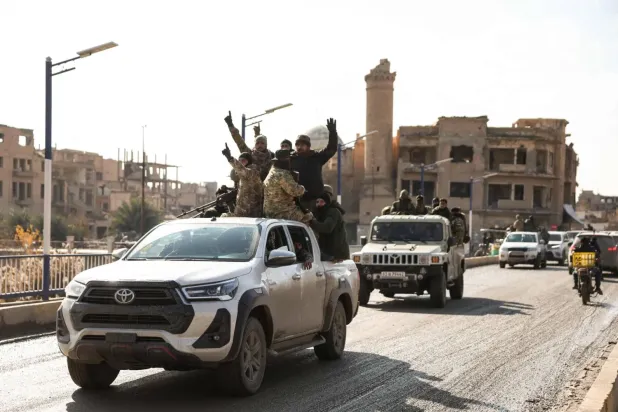 Suriye hükümet güçleri, Kürt güçleriyle anlaşmaya varmalarından bir gün sonra, bugün Suriye'nin doğusundaki Deyrizor'a konuşlandı (AFP)