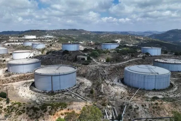 خزانات تخزين النفط في ميناء طرطوس بسوريا 1 سبتمبر 2025 (رويترز)