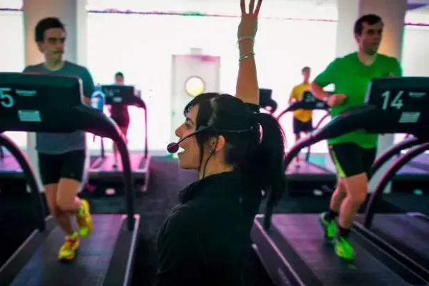 لطالما انقسم عشّاق الرياضة بين مؤيد لتمارين القوة وآخر يفضّل تمارين الكارديو (أرشيفية - رويترز)