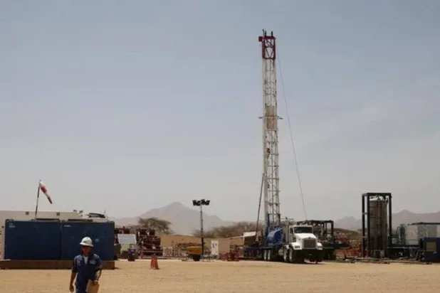 عامل يسير في موقع حفر استكشافي تابع لشركة «تالو أويل» في لوكيشار بمقاطعة توركانا (أرشيفية - رويترز)