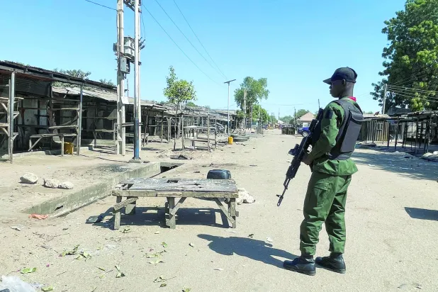 شرطي نيجيري خارج مسجد الأدوم الجامع بعد يوم من انفجار هزّ المسجد عقب صلاة العشاء قرب سوق غامبورو في مايدوغوري بولاية بورنو بنيجيريا يوم 25 ديسمبر 2025 (رويترز)