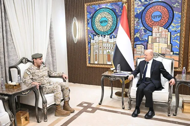 العليمي استقبل في الرياض قائد «القوات المشتركة لدعم الشرعية» الفريق فهد السلمان (سبأ)