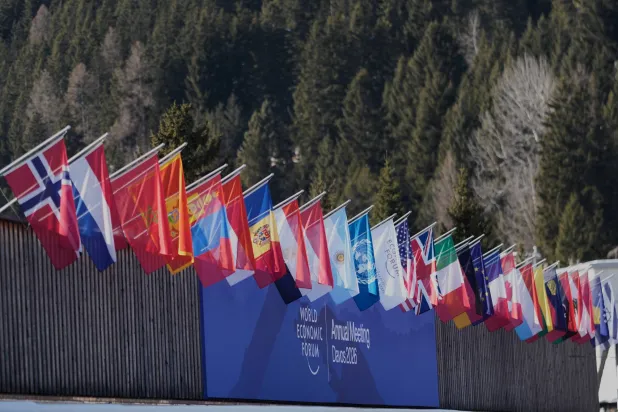 الأعلام تزيّن مركز المؤتمرات حيث يُعقد الاجتماع السنوي للمنتدى الاقتصادي العالمي في دافوس (أ.ب)