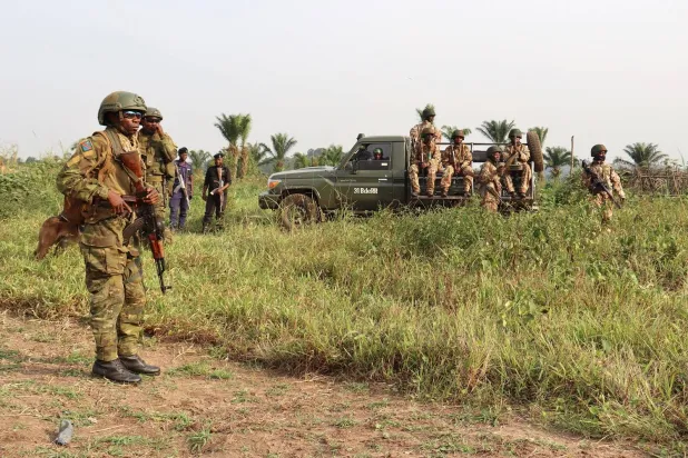 عناصر من جيش الكونغو الديمقراطية في لوبيرو بمقاطعة شمال كيفو (رويترز)
