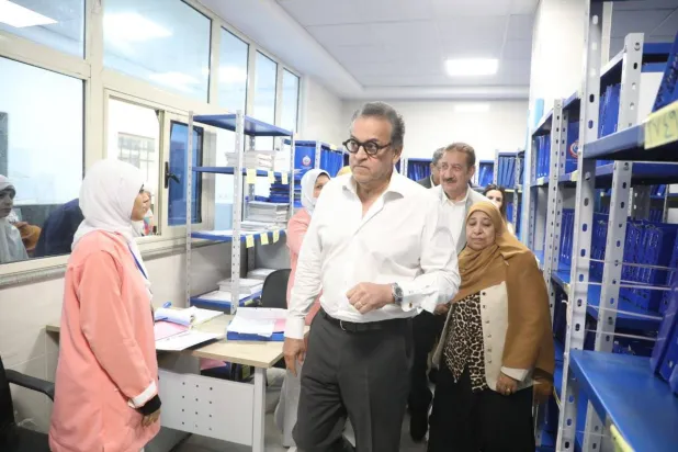 وزير الصحة المصري خالد عبد الغفار خلال جولة تفقدية في أحد المستشفيات الحكومية (وزارة الصحة)