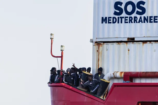 مهاجرون يقفون على سطح سفينة إنقاذ في المياه الدولية قبالة سواحل ليبيا... 17 يناير 2026 (أ.ف.ب)