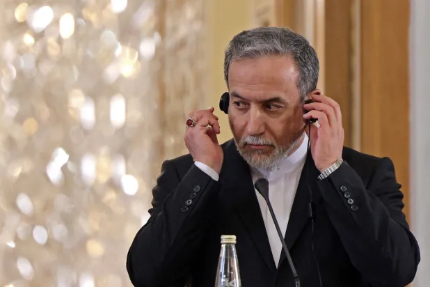 وزير الخارجية الإيراني عباس عراقجي خلال مؤتمر صحافي في طهران الأحد (أ.ف.ب)
