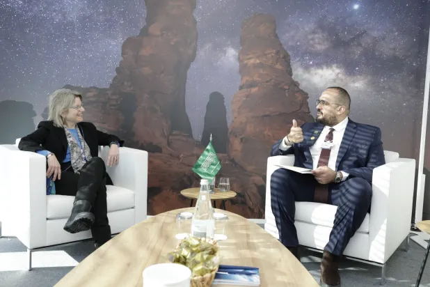 وزير الاقتصاد والتخطيط مجتمعاً مع رئيسة معهد ماساتشوستس للتكنولوجيا سالي كورنبلوث على هامش أعمال منتدى دافوس (إكس)