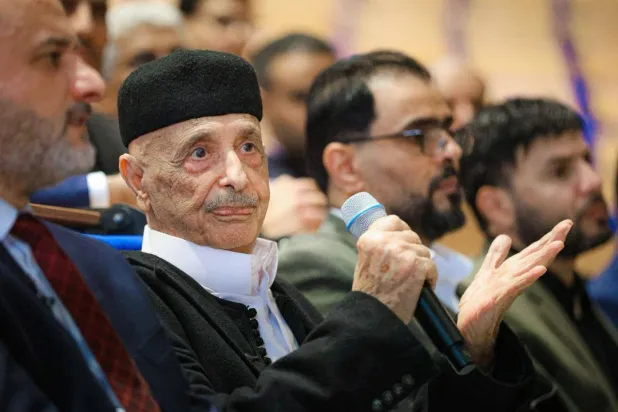 صالح رئيس مجلس النواب الليبي وحماد رئيس الحكومة المكلفة منه (يمين) ديسمبر 2025 (المركز الإعلامي لصالح)