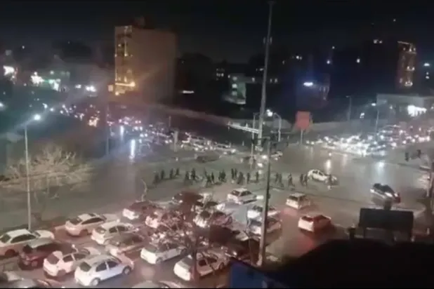 İran'ın kuzeydoğusundaki Meşhed kentinde, 8 Ocak Perşembe günü, çevik kuvvet polisi protestocuları dağıttı (Telegram)