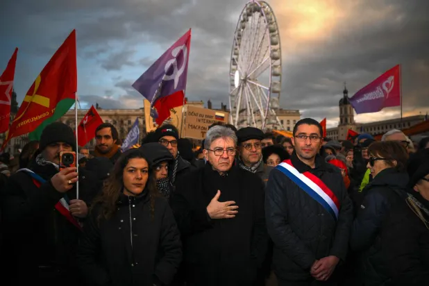 جان لوك ميلينشون (في الوسط) زعيم حزب «فرنسا الأبية» اليساري الفرنسي يشارك في مظاهرة لدعم الشعب الفنزويلي في ساحة بيلكور في ليون بوسط شرق فرنسا 10 يناير 2026 (أ.ف.ب)
