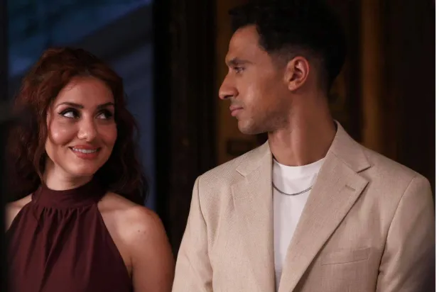 عصام عمر وجيهان الشماشرجي في لقطة من المسلسل (حساب عمر على «فيسبوك»)