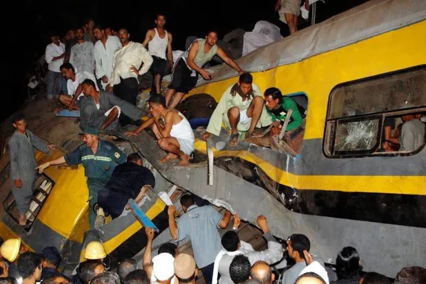 مصريون يبحثون عن ضحايا حادث تصادم بين قطارين للركاب في منطقة العياط (أرشيفية - أ.ب)