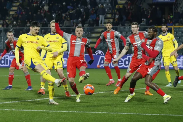 كريمونيزي اكتفى بالتعادل أمام ضيفه هيلاس فيرونا (إ.ب.أ)