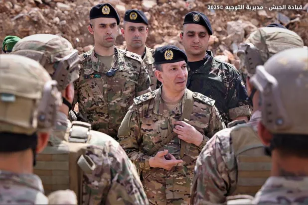 قائد الجيش اللبناني العماد رودولف هيكل محاطاً بالعسكريين (قيادة الجيش)