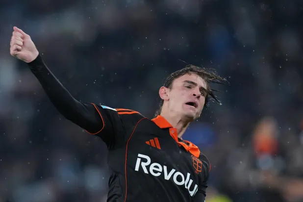 نيكو باز تألق وقاد كومو لفوز كبير على لاتسيو (أ.ب)