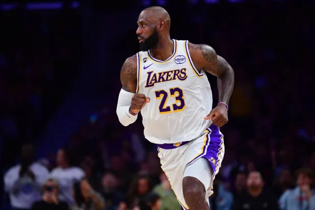 «الملك» ليبرون جيمس خارج «كل النجوم» (رويترز)